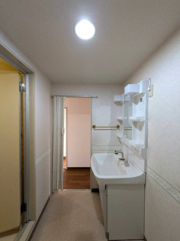 コープ野村京山 6階の脱衣所|◆明るく清潔感のある洗面室です。