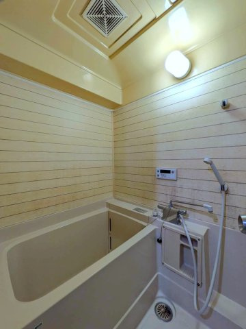 コープ野村京山 6階の浴室|◆この時期に建築されたマンションには珍しい、追い焚き機能付きなので入浴時間がバラバラでも温かいお風呂に入れます。