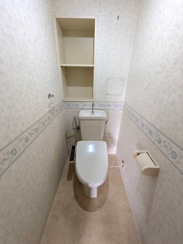 コープ野村京山 6階のトイレ|◆白を基調とした清潔感のあるトイレです。