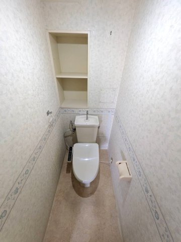 コープ野村京山 6階のトイレ|◆白を基調とした清潔感のあるトイレです。