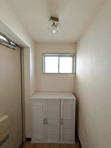 コープ野村京山 6階の玄関|◆内玄関には窓があるため室内の通風良好です。