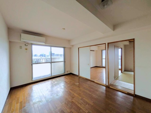 コープ野村京山 6階の居間・リビング|◆朝から明るい陽射しの入るリビングはご家族でゆったり過ごすことができます。