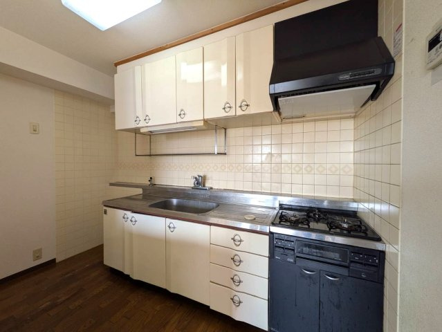 コープ野村京山 6階のキッチン|◆3口コンロ付きキッチンは調理の時短ができるのもポイント！