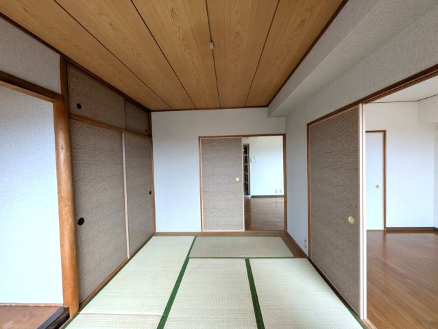 コープ野村京山 6階の和室|◆南西和室6.0帖は活用方法豊富な空間！たっぷり収納できる押入れもございます。
