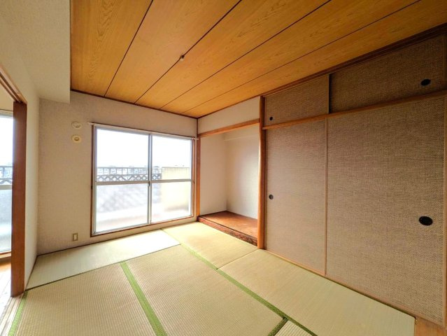 コープ野村京山 6階の和室|◆大きな窓から陽射しが差し込みお部屋を明るく照らしてくれます。