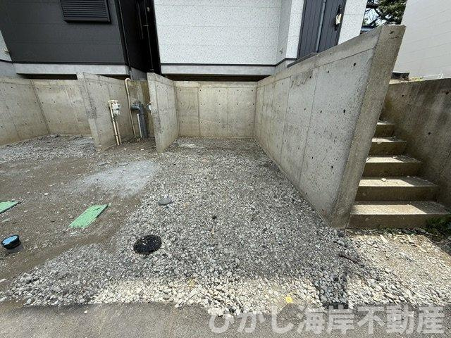 茅ヶ崎市小和田1丁目　新築戸建　全2棟の前面道路含む現地写真|4月18日撮影　建築中　現地外観
