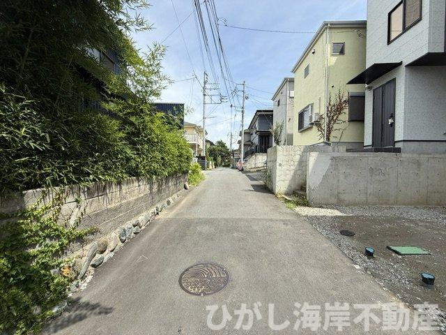 茅ヶ崎市小和田1丁目　新築戸建　全2棟の前面道路含む現地写真|4月18日撮影　建築中　現地外観