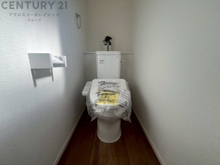 温水洗浄便座付トイレは温水洗浄機能により、暖かい水でおしりを洗浄することができ、冷たい水を使う従来の便座に比べ、温水洗浄機能で暖かいトイレを提供し、快適な使用を可能にします。