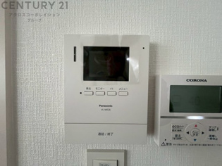 訪問者が来たときにテレビ画面で確認できるため、安心してドアを開けられます。録画機能があるものもあり、留守中に来訪者を記録しておくことができます。利便性が高く、セキュリティ面でも安心です。
