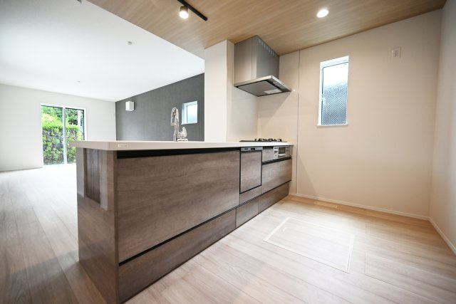 リナージュ塚口町5丁目新築一戸建て│2SLDK+駐車1台可のキッチン|キッチン奥には採光＆換気用の窓が設けられており、明るいキッチンスペースを保つと同時に、料理時に出た煙の排出にも役立ちます。