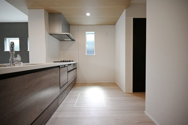 リナージュ塚口町5丁目新築一戸建て│2SLDK+駐車1台可のキッチン|キッチンスペースは食器棚を配置しても余裕の広さ。お料理をしている最中でも複数人がすれ違えるほどです。