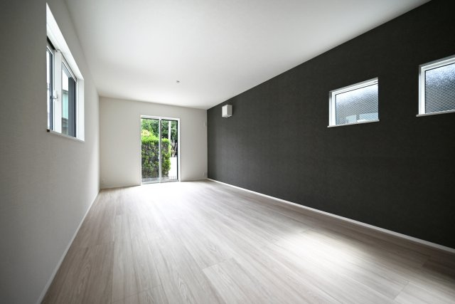 リナージュ塚口町5丁目新築一戸建て│2SLDK+駐車1台可の居間・リビング|リビングはソファセットやダイニングテーブルを配置しても余裕の広さ。家族全員がゆったりと寛げる広さを確保しています。