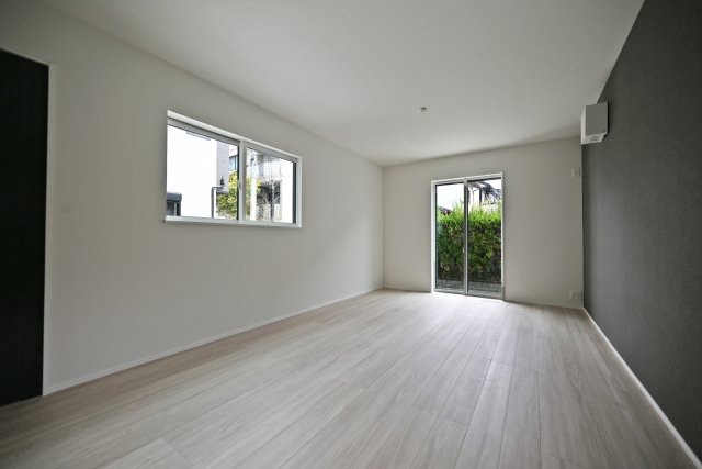 リナージュ塚口町5丁目新築一戸建て│2SLDK+駐車1台可の居間・リビング|キッチン側からリビングに向かって撮影した写真です。大きく開いた窓から自然光が差し込む明るい空間です。家族みんなの笑い声が聞こえてきそうですね。