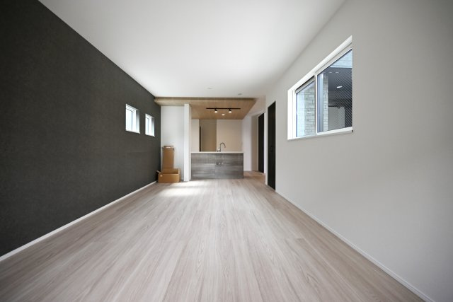 リナージュ塚口町5丁目新築一戸建て│2SLDK+駐車1台可の居間・リビング|リビング側からキッチンに向かって撮影した写真です。料理をしている様子が分かるので、今日の学校での出来事や仕事のことなど色々と会話できるのがいいですね。