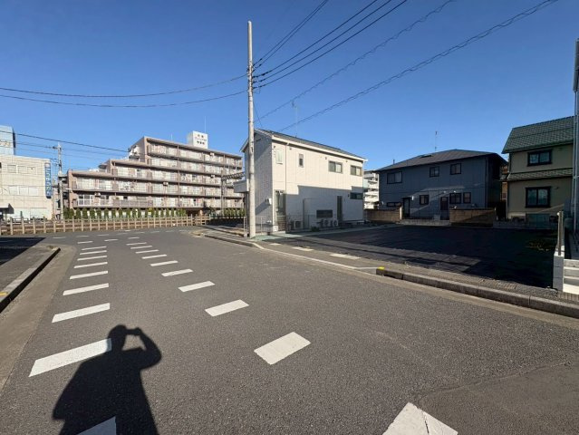 鶴ヶ島市若葉2丁目　建築条件なし売地　東武東上線『若葉駅』徒歩5分　【杉下小学区】の前面道路含む現地写真