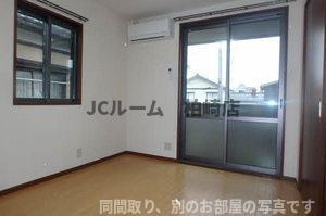 柏崎市大字両田尻のアパートの居間・リビング