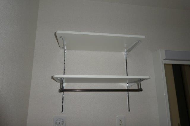 コモンドーレの洗面所|洗濯機上棚