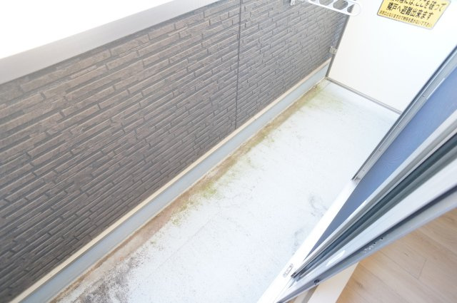 ジーメゾン法蓮町のバルコニー