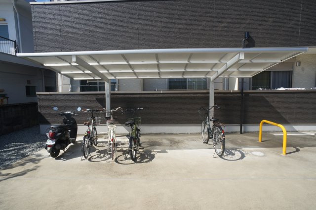 ジーメゾン法蓮町の駐車場