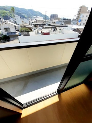 【バルコニー】 | 明山 | 外からの目が気にならないバルコニーで洗濯物が干せます