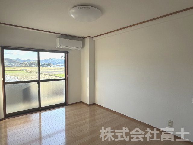 ヴィレッジ久里の洋室