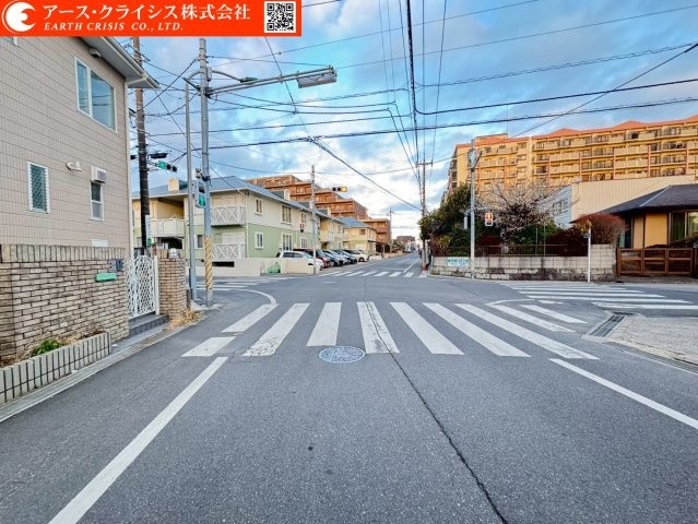 【前面道路含む現地写真】 | 松戸市六高台3丁目 | お気に入りのハウスメーカーや工務店で建築可能。デザインも間取も自由に決められるので、「自分たちらしい暮らし」を実現できます。日常に便利さと穏やかさを兼ね備えてた、立地はいかがでしょうか。