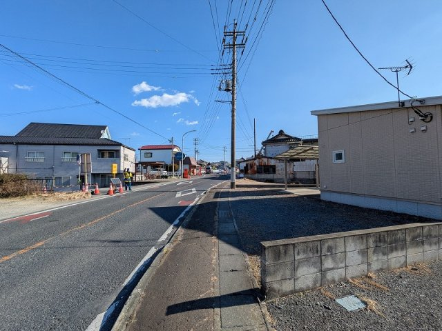 高崎市吉井町下長根　中古住宅の前面道路含む現地写真
