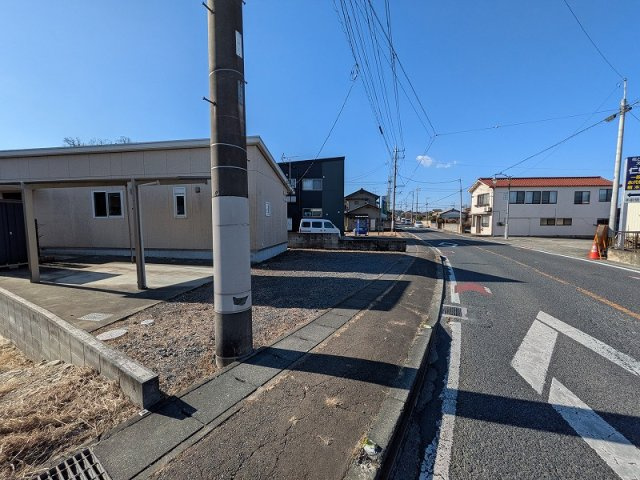 高崎市吉井町下長根　中古住宅の前面道路含む現地写真