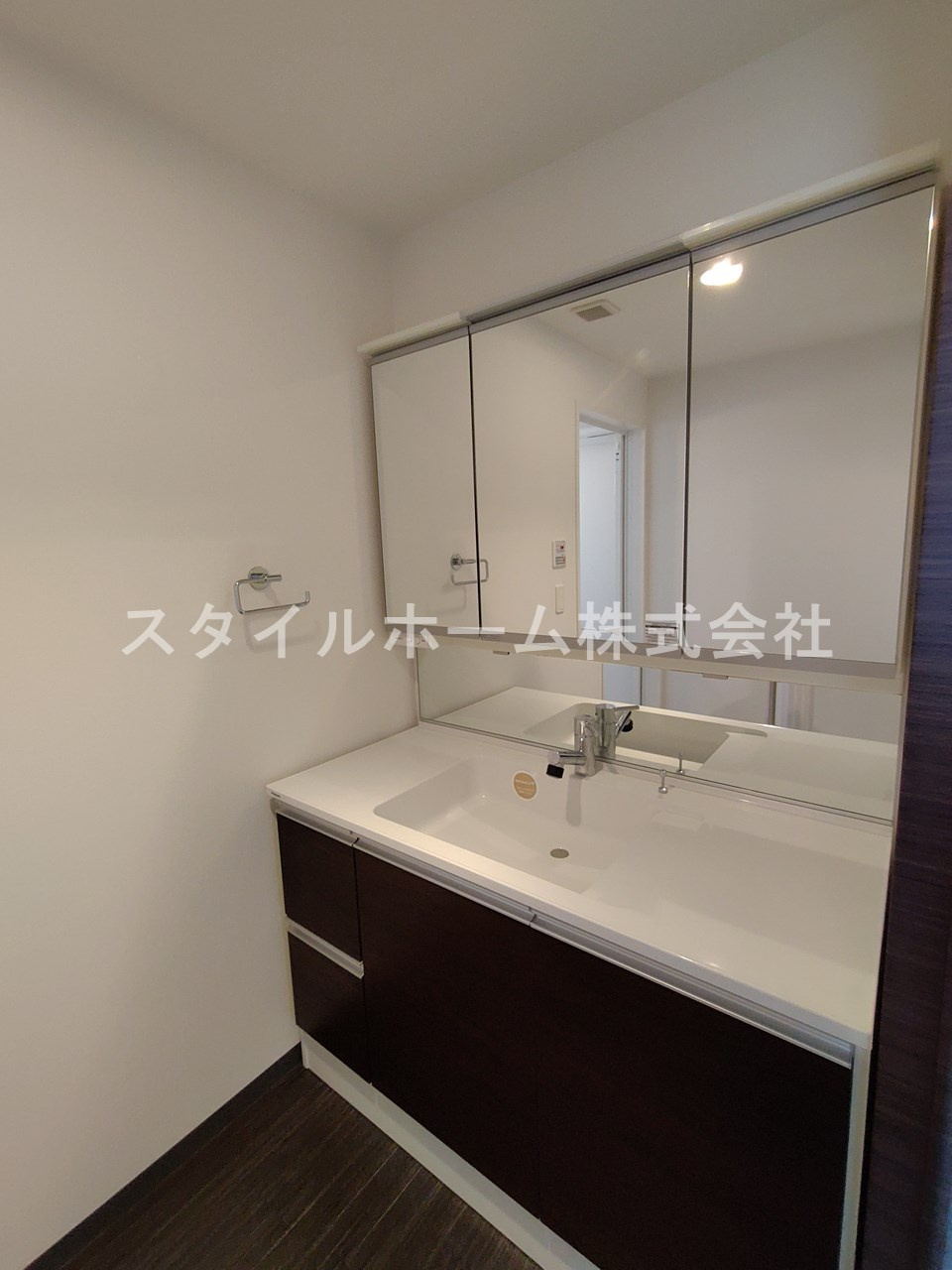 アン・ソレイユの洗面所|別部屋写真です。