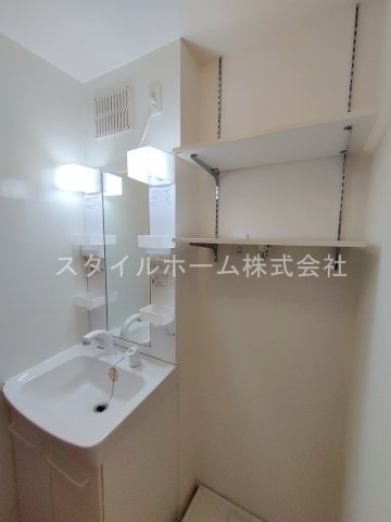 アヴェク・トワの洗面所|別部屋写真です。