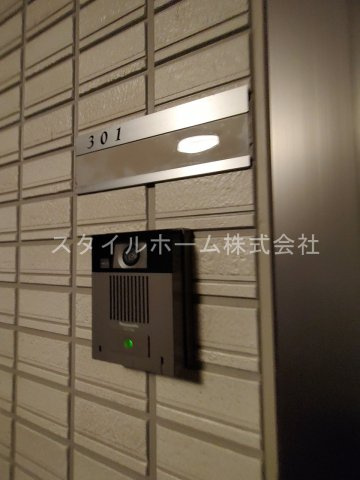 アヴェク・トワの玄関|別部屋写真です。