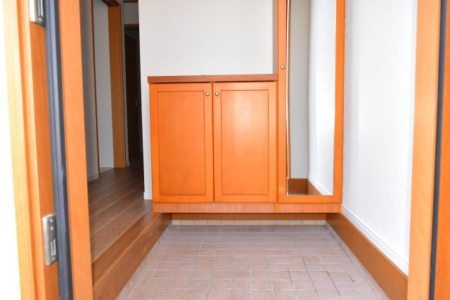 多摩市和田の中古一戸建の玄関