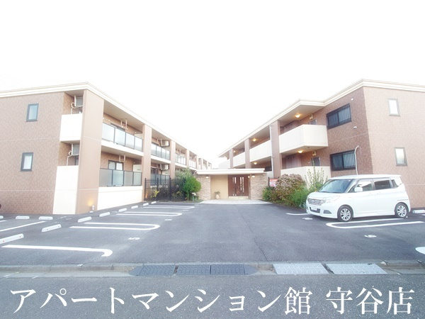 PRESTIGEの駐車場