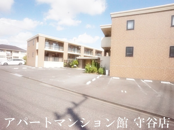 PRESTIGEの駐車場