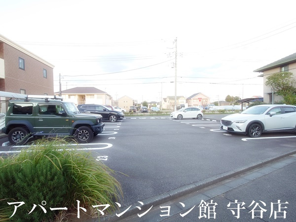 PRESTIGEの駐車場