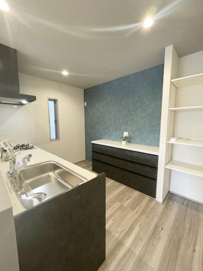 【キッチン】 | 東住吉区公園南矢田4丁目 | キッチン背面にカップボード・収納棚付きです♪