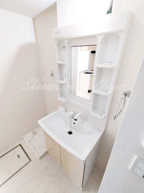 茅ヶ崎市室田３丁目の賃貸マンションの洗面所|明るい洗面所です