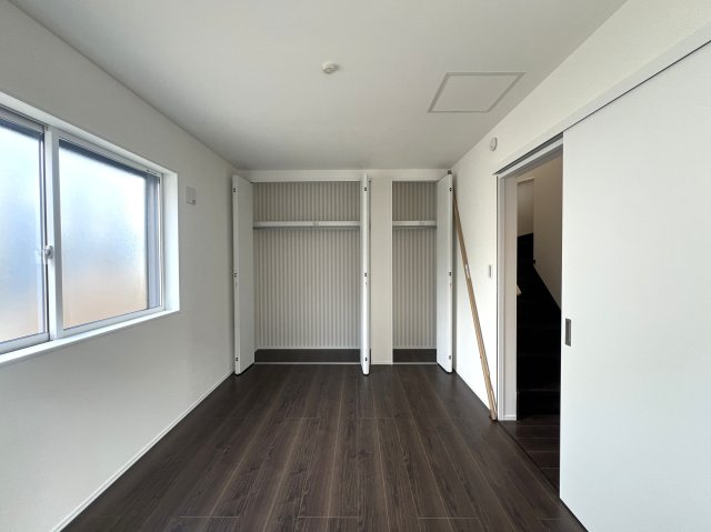 見て！クローゼットの中まで可愛いの、見えないところまで可愛い意識高めな【泉区下和泉２丁目新築戸建】の洋室|ゆったりした洋室です