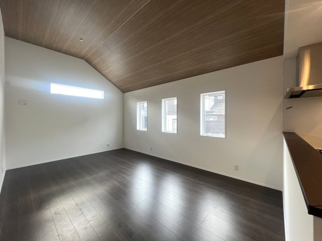 見て！クローゼットの中まで可愛いの、見えないところまで可愛い意識高めな【泉区下和泉２丁目新築戸建】の居間・リビング|居間です