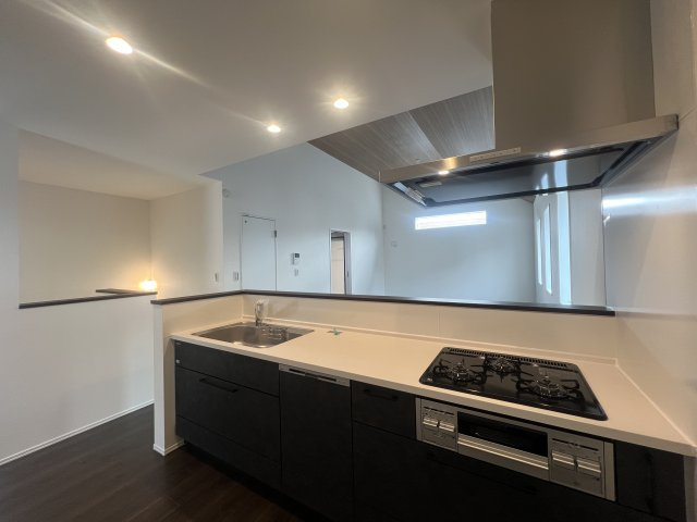 見て！クローゼットの中まで可愛いの、見えないところまで可愛い意識高めな【泉区下和泉２丁目新築戸建】のキッチン|お料理しやすいキッチンです