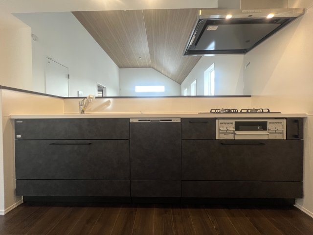 見て！クローゼットの中まで可愛いの、見えないところまで可愛い意識高めな【泉区下和泉２丁目新築戸建】のキッチン|きれいなキッチンです