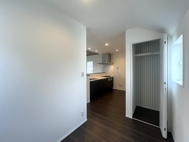 見て！クローゼットの中まで可愛いの、見えないところまで可愛い意識高めな【泉区下和泉２丁目新築戸建】の収納|収納豊富です