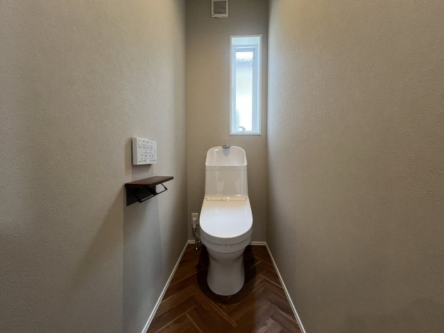 見て！クローゼットの中まで可愛いの、見えないところまで可愛い意識高めな【泉区下和泉２丁目新築戸建】のトイレ|落ち着いた色調のトイレです