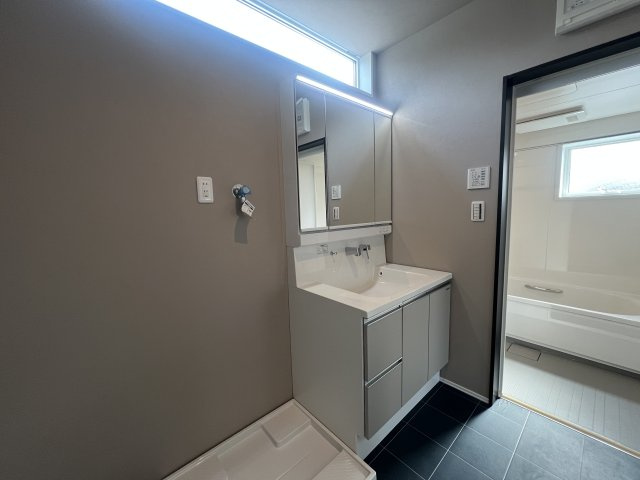 見て！クローゼットの中まで可愛いの、見えないところまで可愛い意識高めな【泉区下和泉２丁目新築戸建】の独立洗面台|独立洗面台で身支度をすべて済ませてしまいましょう