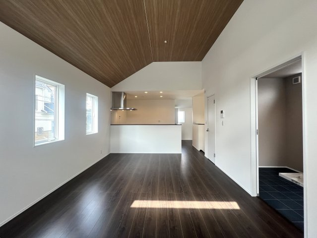 見て！クローゼットの中まで可愛いの、見えないところまで可愛い意識高めな【泉区下和泉２丁目新築戸建】の居間・リビング|おしゃれなリビングです