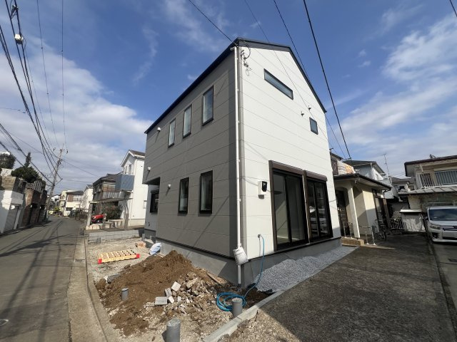 見て！クローゼットの中まで可愛いの、見えないところまで可愛い意識高めな【泉区下和泉２丁目新築戸建】の前面道路含む現地写真|前面道路含む現地写真です