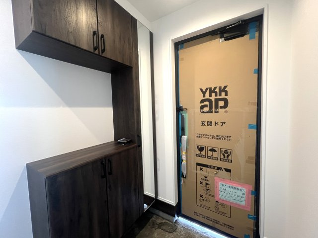 見て！クローゼットの中まで可愛いの、見えないところまで可愛い意識高めな【泉区下和泉２丁目新築戸建】の玄関|毎日通る玄関はこちらです