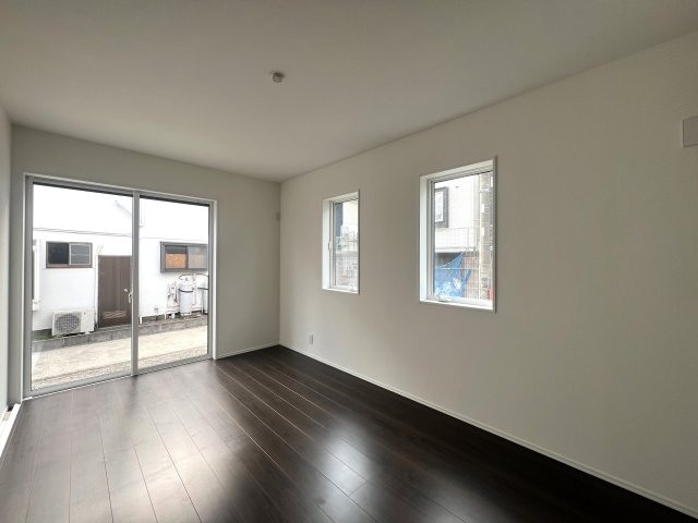 見て！クローゼットの中まで可愛いの、見えないところまで可愛い意識高めな【泉区下和泉２丁目新築戸建】の洋室|ゆったりした洋室です