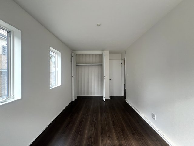 見て！クローゼットの中まで可愛いの、見えないところまで可愛い意識高めな【泉区下和泉２丁目新築戸建】の洋室|個人の部屋や寝室として使える洋室です