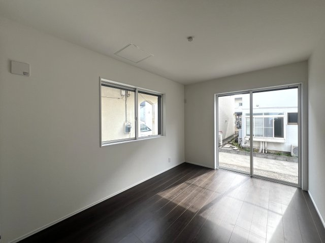 見て！クローゼットの中まで可愛いの、見えないところまで可愛い意識高めな【泉区下和泉２丁目新築戸建】の洋室|ゆったりした洋室です